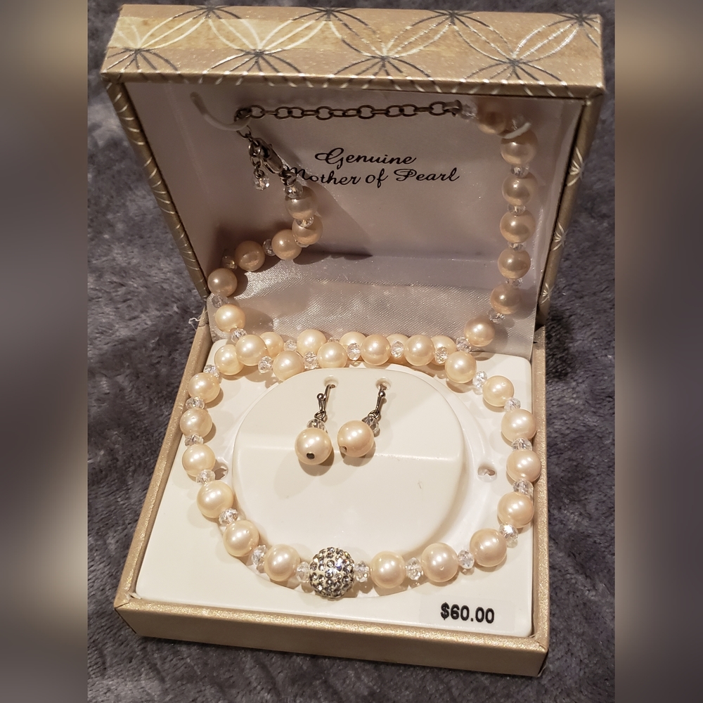 Genuine mother of pearl jewelry set necklace and earrings